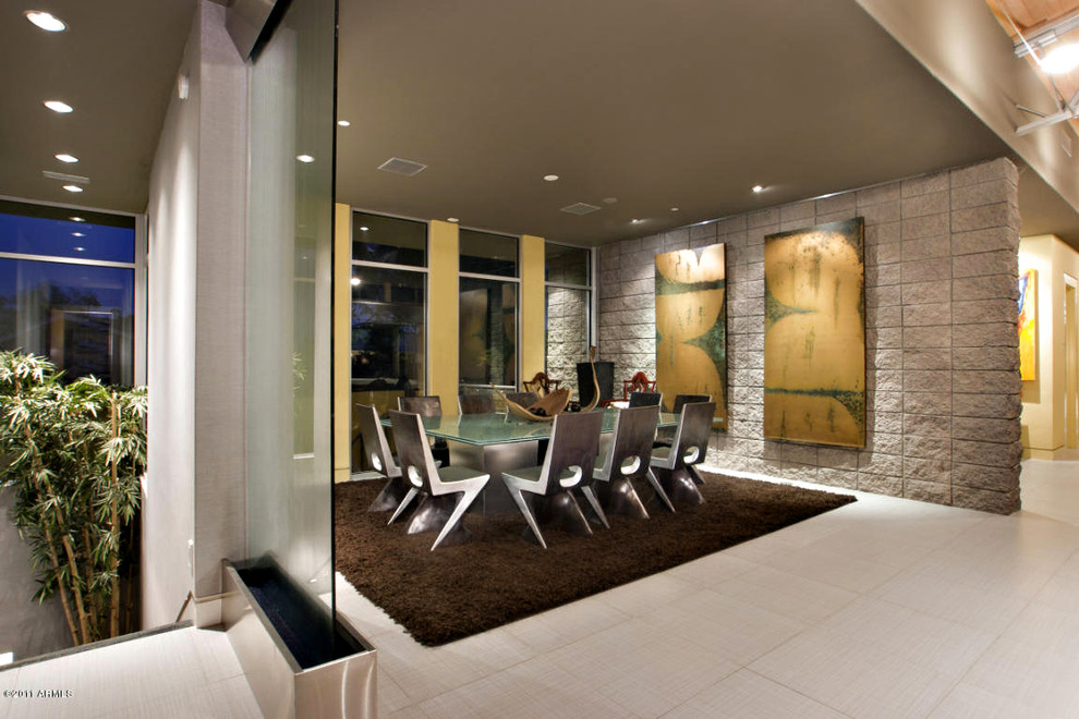 Geschlossenes, Großes Modernes Esszimmer ohne Kamin mit grauer Wandfarbe und Porzellan-Bodenfliesen in Phoenix