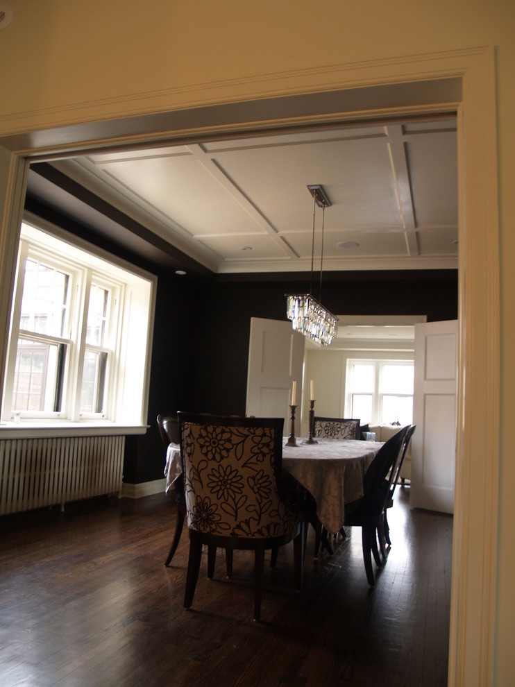 Esempio di una sala da pranzo aperta verso la cucina classica di medie dimensioni con pareti marroni e parquet scuro