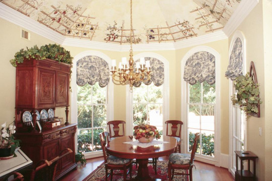 Esempio di una sala da pranzo aperta verso la cucina classica di medie dimensioni con pareti gialle, pavimento in legno massello medio e nessun camino
