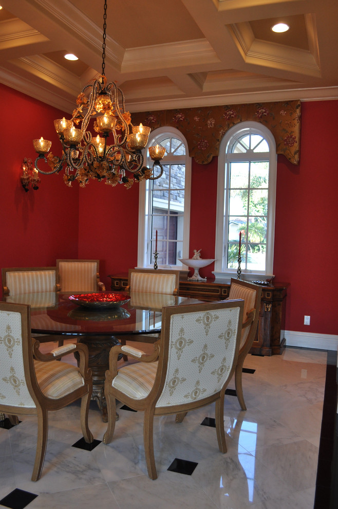Exemple d'une salle à manger chic avec un mur rouge.