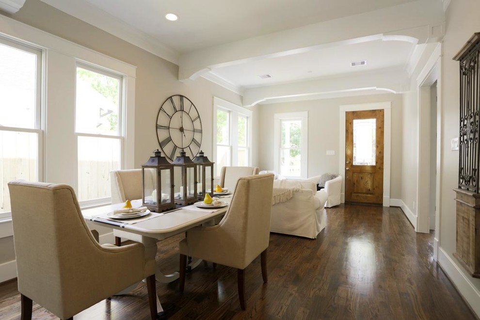 Exemple d'une salle à manger ouverte sur la cuisine chic de taille moyenne avec un mur gris et un sol en bois brun.