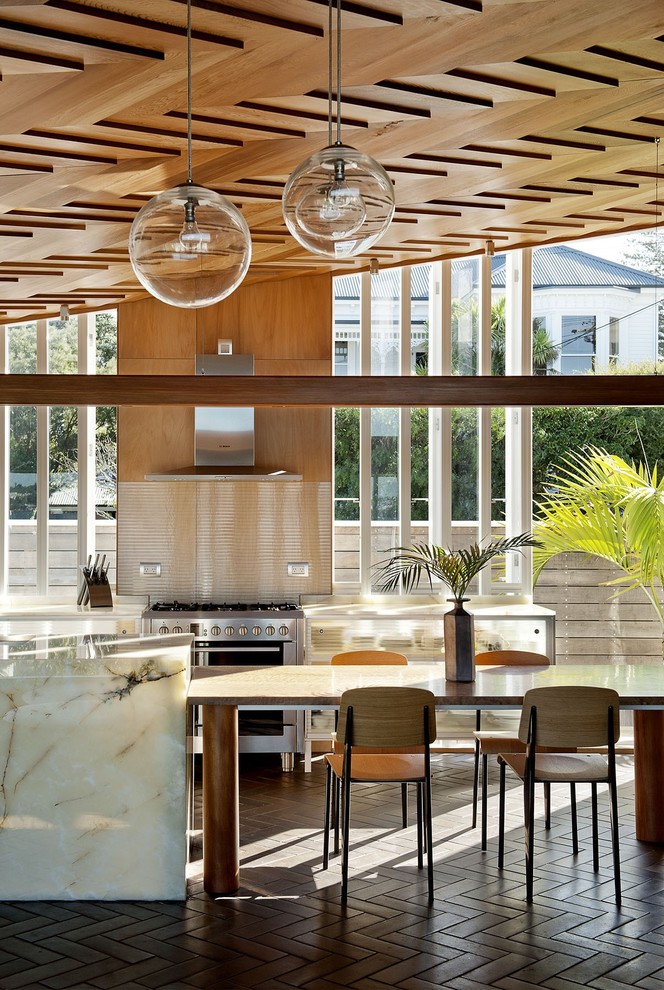 Moderne Wohnküche mit Backsteinboden in Auckland