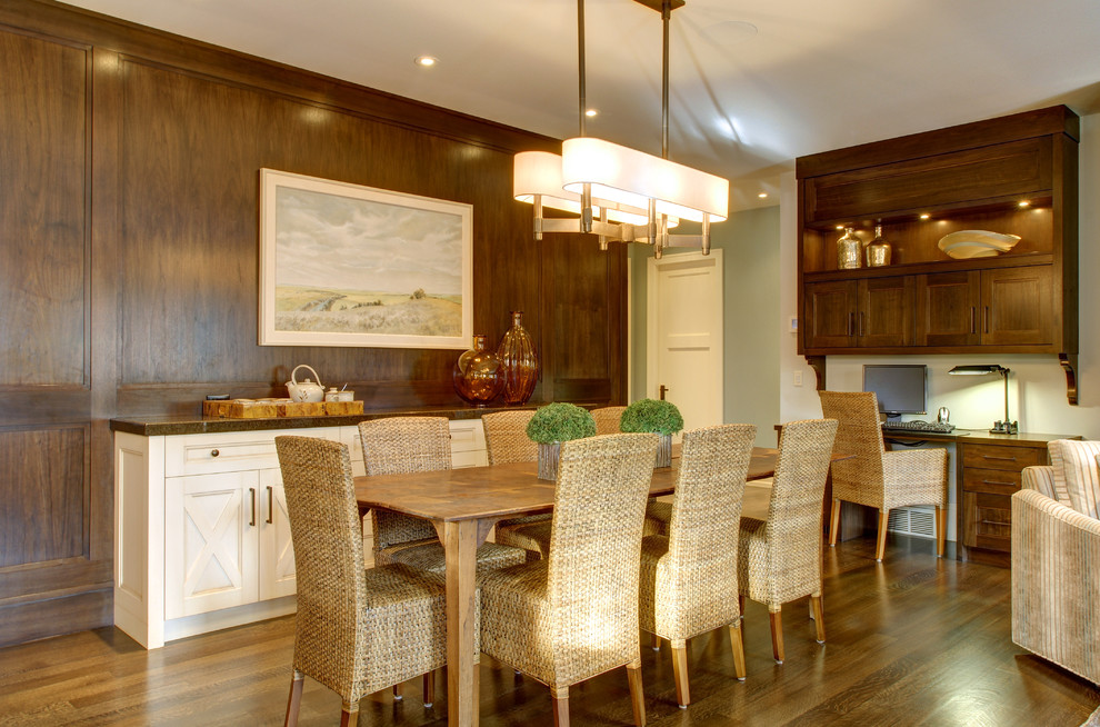 Foto di una sala da pranzo stile marinaro con pavimento in legno massello medio