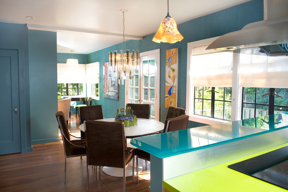 Idee per una sala da pranzo design con pareti blu