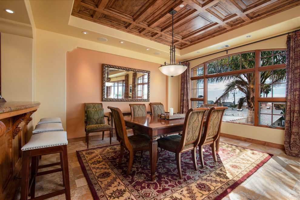 Klassische Wohnküche ohne Kamin mit beiger Wandfarbe, buntem Boden, Kassettendecke und Holzdecke in Santa Barbara