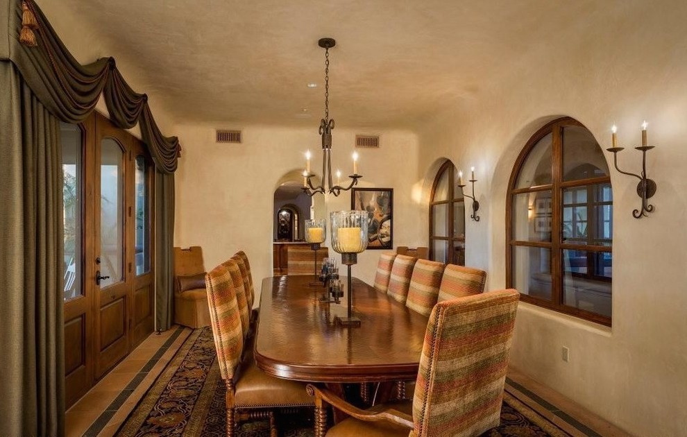 Inspiration pour une très grande salle à manger traditionnelle fermée avec un mur beige et tomettes au sol.