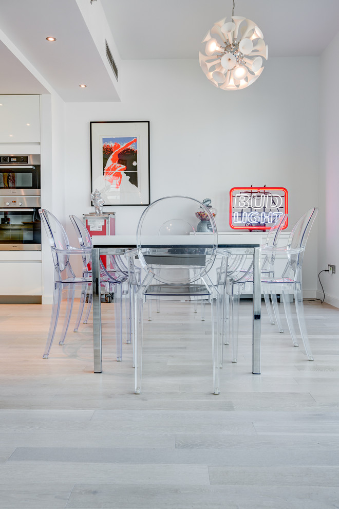 Идея дизайна: большая кухня-столовая в современном стиле с белыми стенами, светлым паркетным полом и бежевым полом без камина