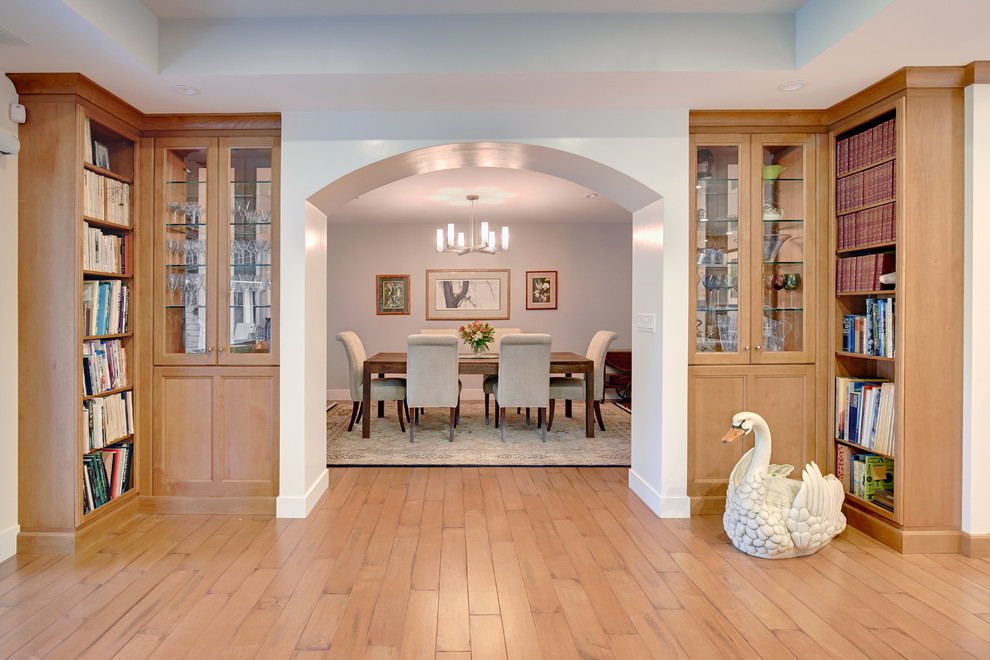 Foto de comedor de estilo americano de tamaño medio cerrado con paredes blancas y suelo de madera en tonos medios
