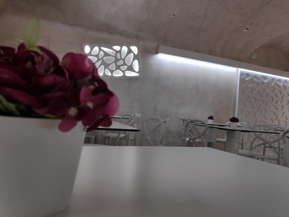 Esempio di una grande sala da pranzo aperta verso il soggiorno design con pareti beige, pavimento in gres porcellanato, nessun camino e pavimento beige