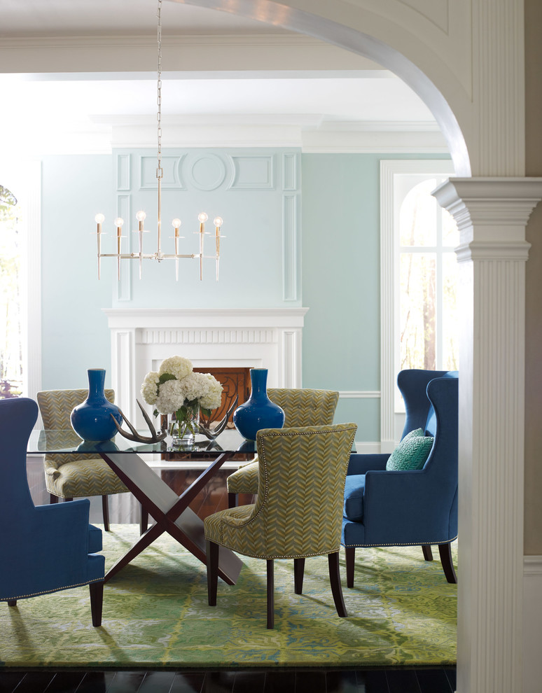 Стильный дизайн: столовая в современном стиле с синими стенами и темным паркетным полом - последний тренд