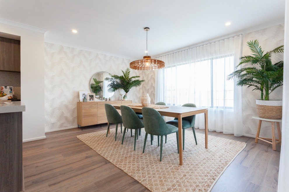 Immagine di una sala da pranzo aperta verso la cucina stile marinaro con pareti beige, pavimento in legno massello medio e pavimento marrone