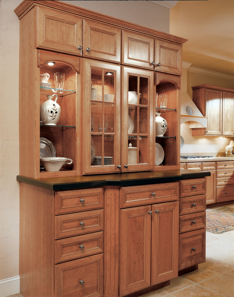 На фото: кухня-столовая среднего размера в классическом стиле с бежевыми стенами и полом из керамической плитки