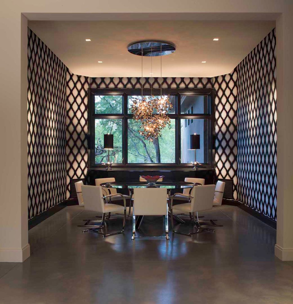 Aménagement d'une grande salle à manger contemporaine fermée avec sol en béton ciré et un mur multicolore.