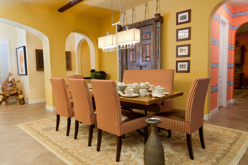 Идея дизайна: кухня-столовая среднего размера в стиле рустика с желтыми стенами, полом из керамической плитки и бежевым полом без камина
