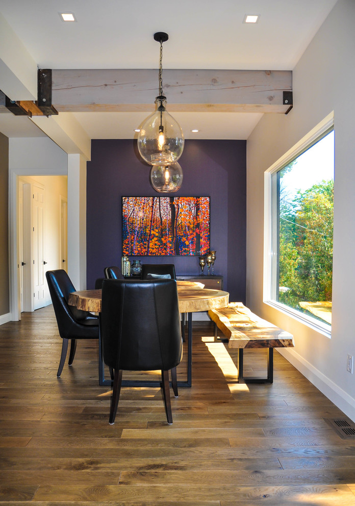 На фото: гостиная-столовая среднего размера в современном стиле с фиолетовыми стенами, паркетным полом среднего тона и коричневым полом без камина