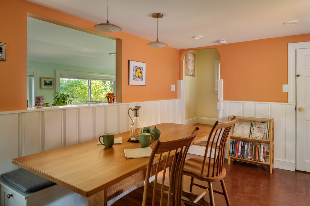 На фото: маленькая кухня-столовая в классическом стиле с оранжевыми стенами, пробковым полом и коричневым полом без камина для на участке и в саду с