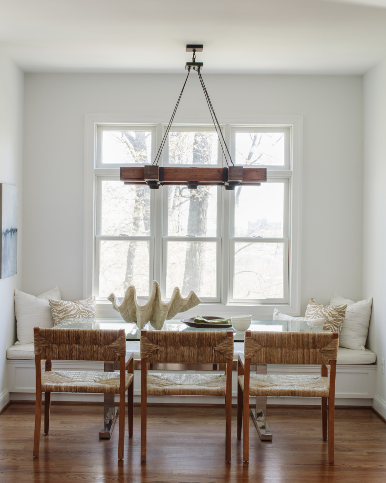 Immagine di una sala da pranzo country con pareti bianche, pavimento in legno massello medio e pavimento marrone