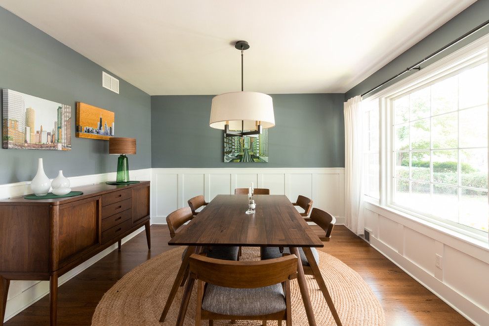 Esempio di una sala da pranzo tradizionale con pareti blu, parquet scuro e pavimento marrone