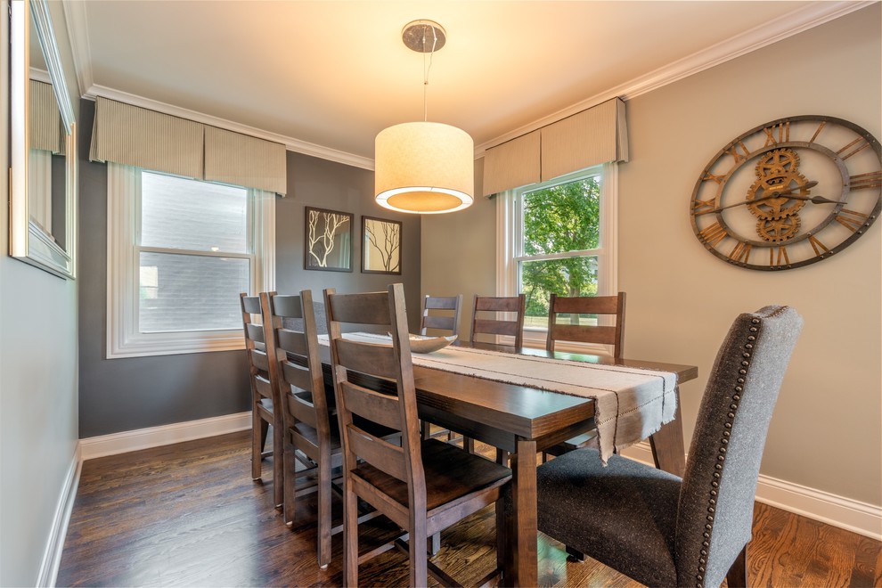 Inspiration pour une salle à manger ouverte sur la cuisine traditionnelle de taille moyenne avec un mur gris et parquet foncé.