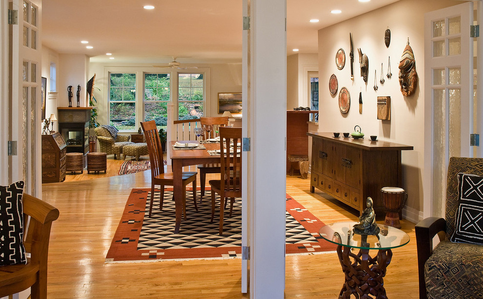 Cette photo montre une salle à manger ouverte sur le salon craftsman de taille moyenne avec un mur beige, parquet clair et aucune cheminée.