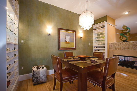 Ispirazione per una sala da pranzo minimal chiusa e di medie dimensioni con pareti verdi e parquet chiaro