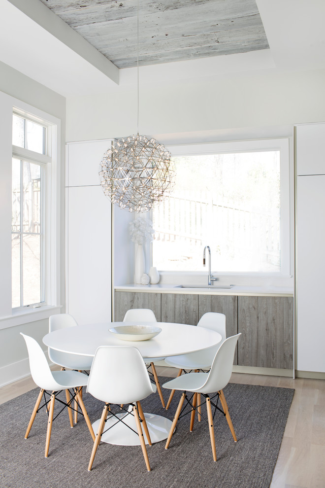 Foto på ett litet funkis kök med matplats, med vita väggar, laminatgolv och beiget golv