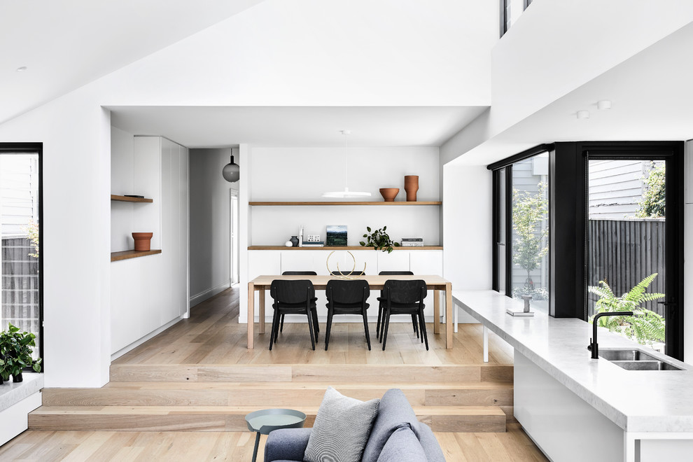 Mittelgroßes, Offenes Modernes Esszimmer ohne Kamin mit weißer Wandfarbe, hellem Holzboden und beigem Boden in Melbourne