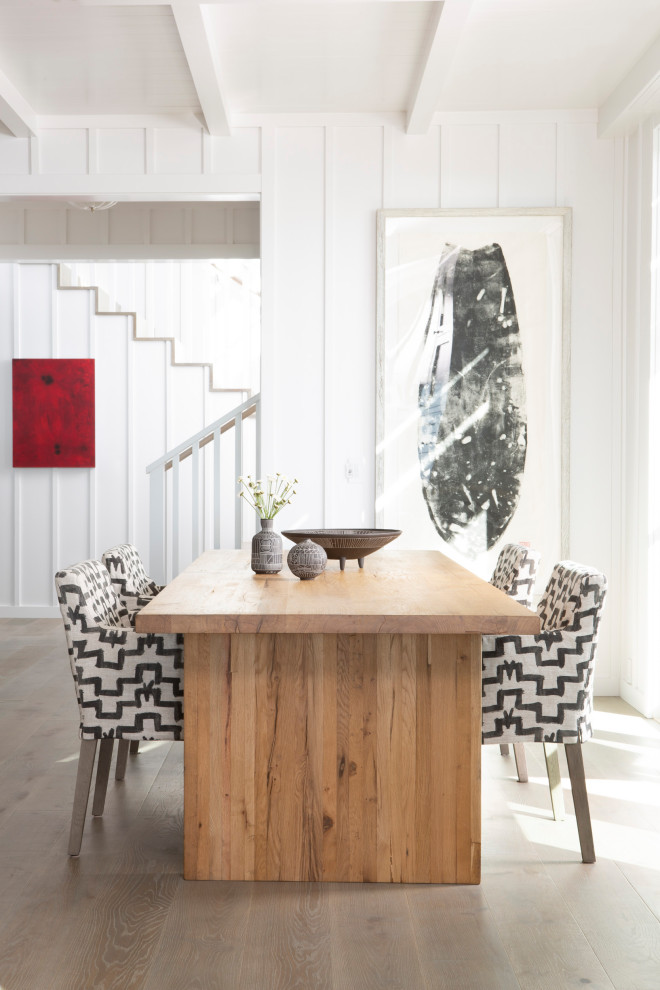 Esempio di una sala da pranzo stile marinaro con pareti bianche, pavimento in legno massello medio, pavimento marrone e pannellatura