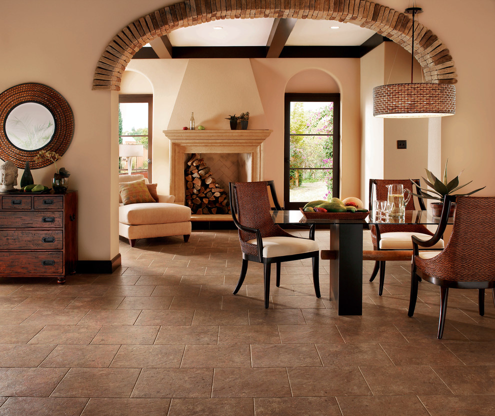 Imagen de comedor de estilo americano de tamaño medio cerrado con paredes beige, suelo de baldosas de terracota, todas las chimeneas y marco de chimenea de yeso