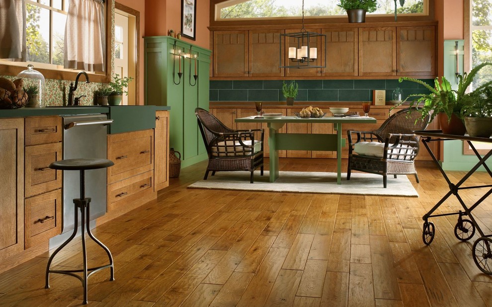 Réalisation d'une salle à manger ouverte sur la cuisine chalet de taille moyenne avec un mur orange, un sol en bois brun et un sol marron.
