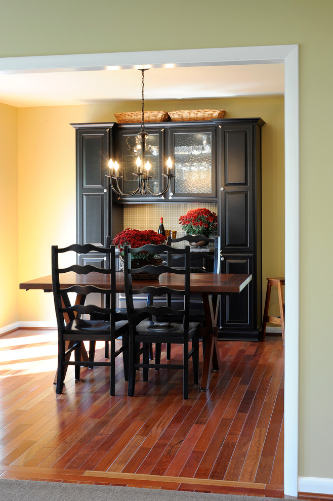 Foto di una piccola sala da pranzo aperta verso la cucina tradizionale con pareti beige, parquet scuro, nessun camino e pavimento grigio