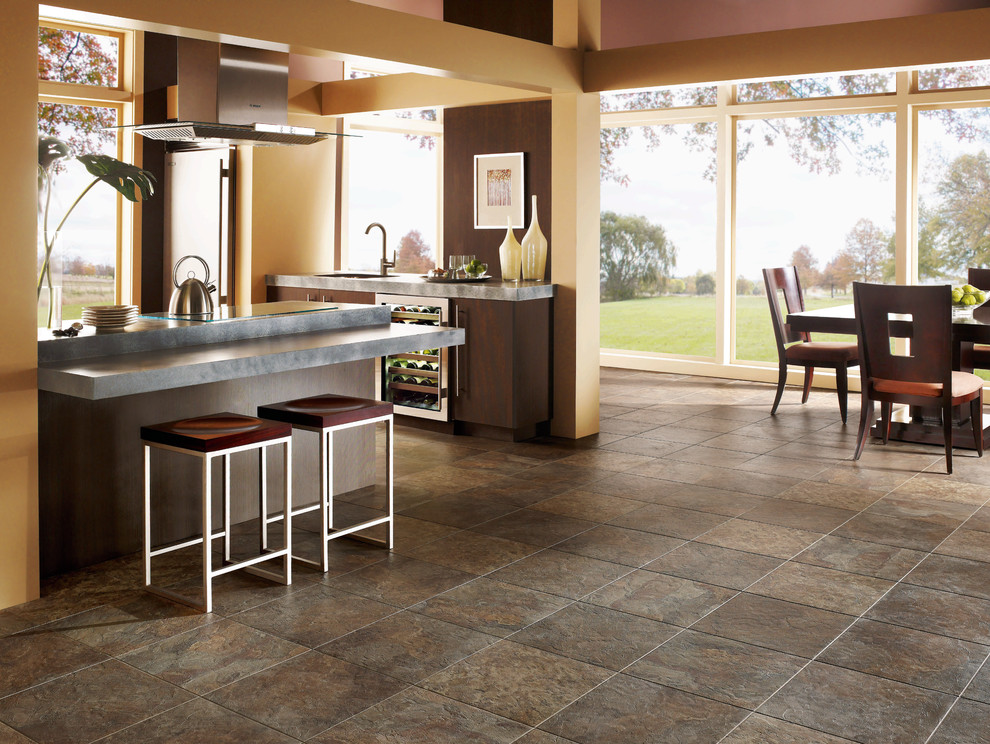 Ispirazione per una sala da pranzo aperta verso il soggiorno american style di medie dimensioni con pavimento con piastrelle in ceramica e pavimento marrone