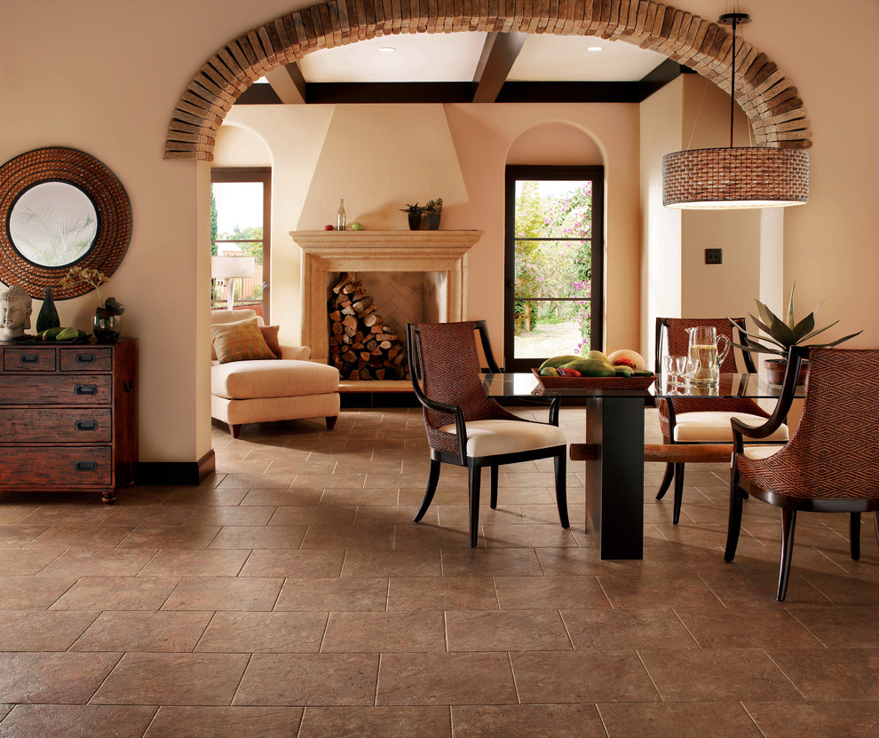 Foto de comedor de estilo americano grande abierto con paredes beige, suelo de baldosas de porcelana, todas las chimeneas, marco de chimenea de madera y suelo marrón