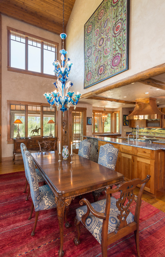 Große Mediterrane Wohnküche mit beiger Wandfarbe, braunem Holzboden und braunem Boden in Denver