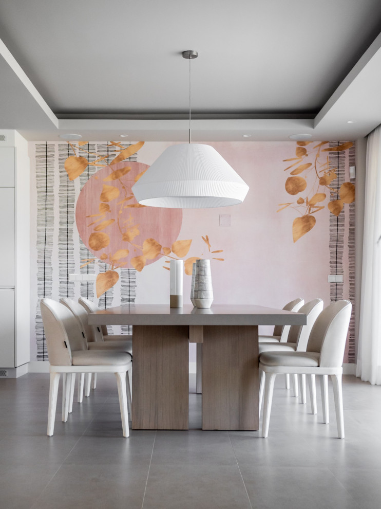 Идея дизайна: столовая в современном стиле с розовыми стенами, серым полом, многоуровневым потолком и обоями на стенах