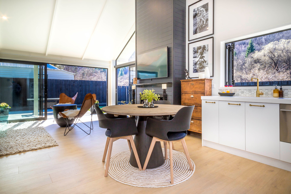 Kleine Moderne Wohnküche mit weißer Wandfarbe, Laminat und beigem Boden in Sonstige
