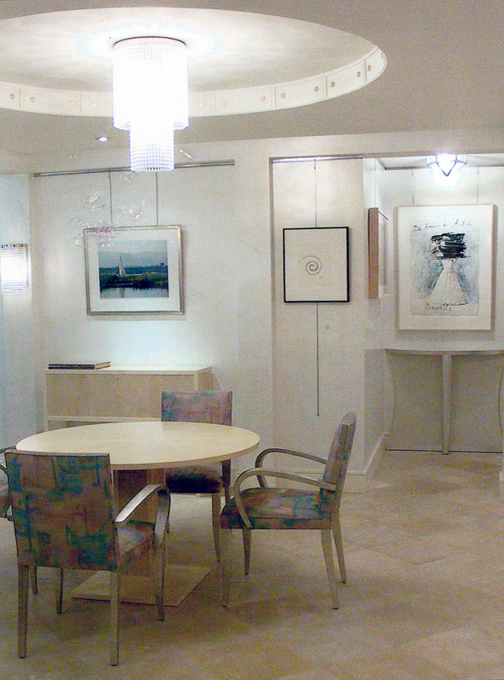 Ispirazione per una sala da pranzo minimalista di medie dimensioni con pareti con effetto metallico e pavimento in pietra calcarea