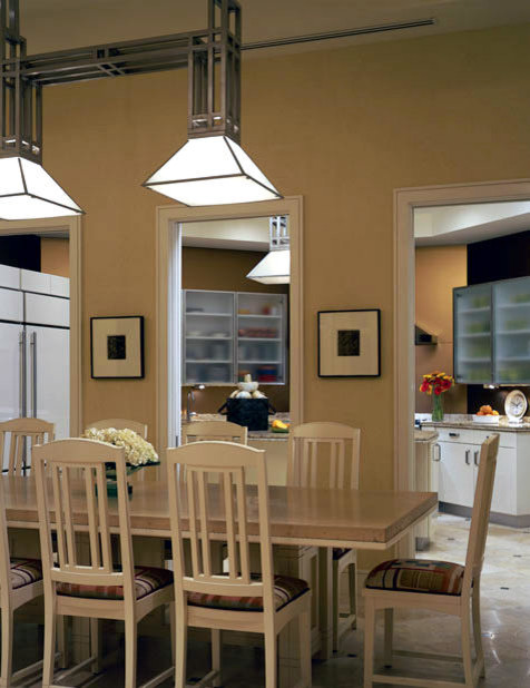 Immagine di una grande sala da pranzo aperta verso la cucina minimalista con pareti gialle, pavimento in pietra calcarea e pavimento beige