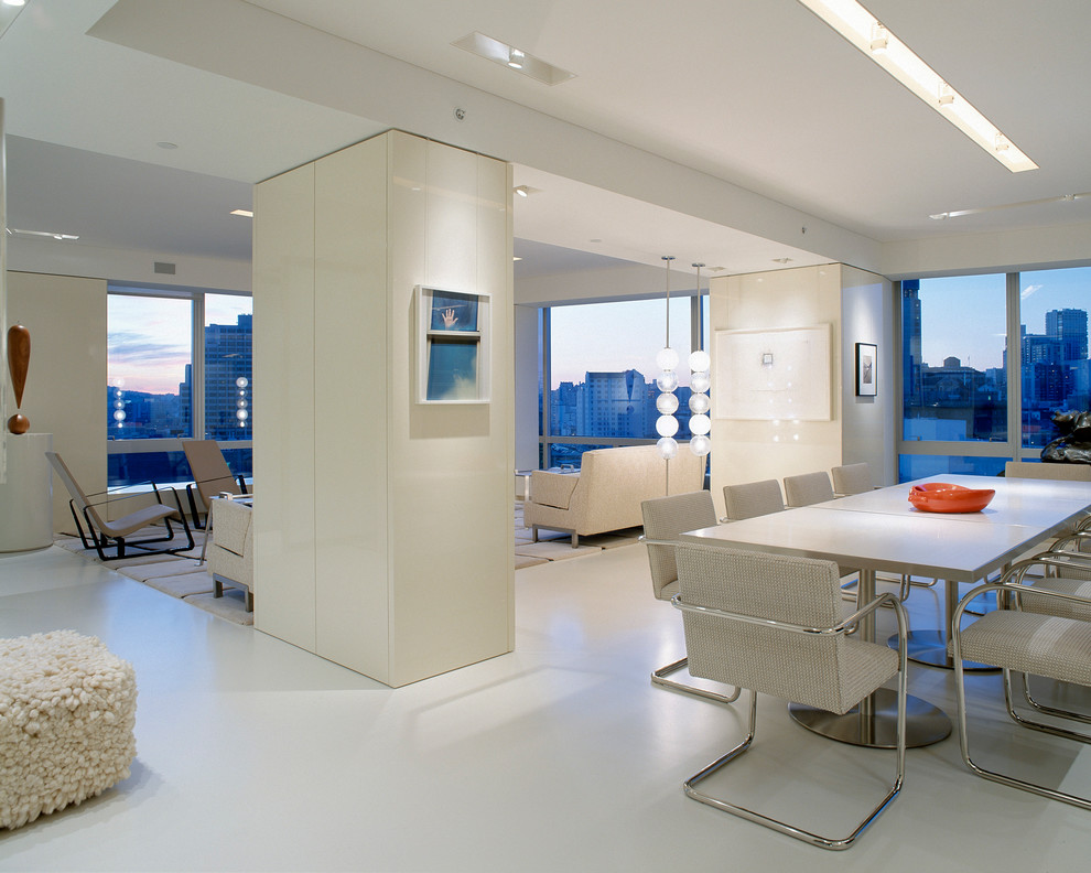 Cette image montre une salle à manger design avec un mur blanc.