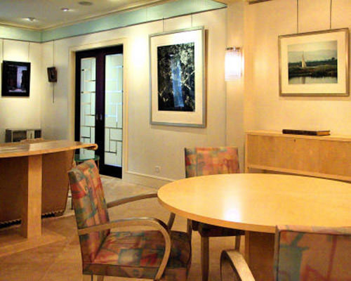 Esempio di una sala da pranzo minimalista di medie dimensioni con pareti con effetto metallico e pavimento in pietra calcarea