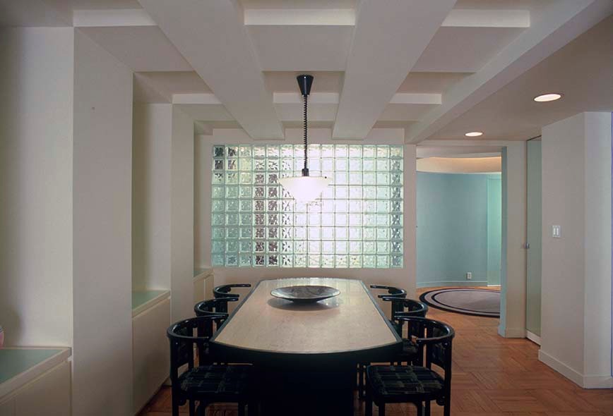Cette image montre une salle à manger minimaliste de taille moyenne avec un mur vert et parquet clair.