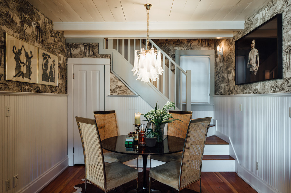 Immagine di una piccola sala da pranzo aperta verso la cucina tradizionale con pareti multicolore e pavimento in legno massello medio