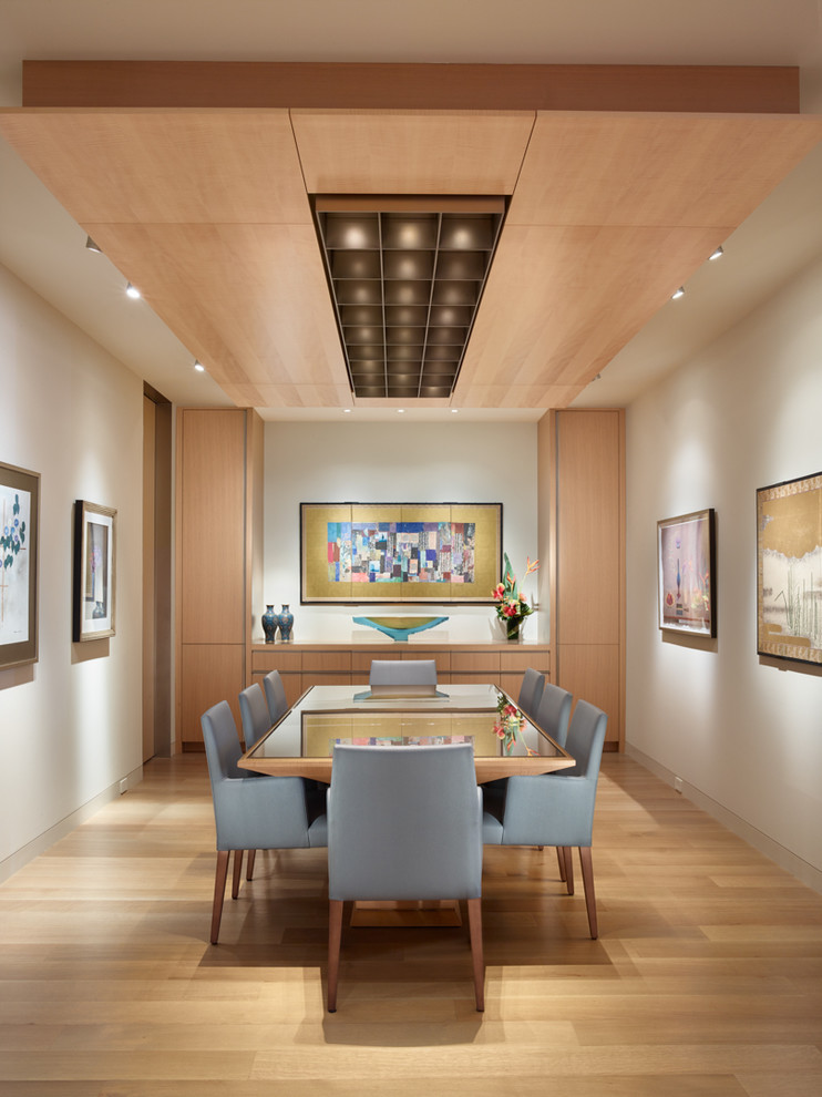 Geschlossenes Modernes Esszimmer ohne Kamin mit weißer Wandfarbe und hellem Holzboden in Seattle