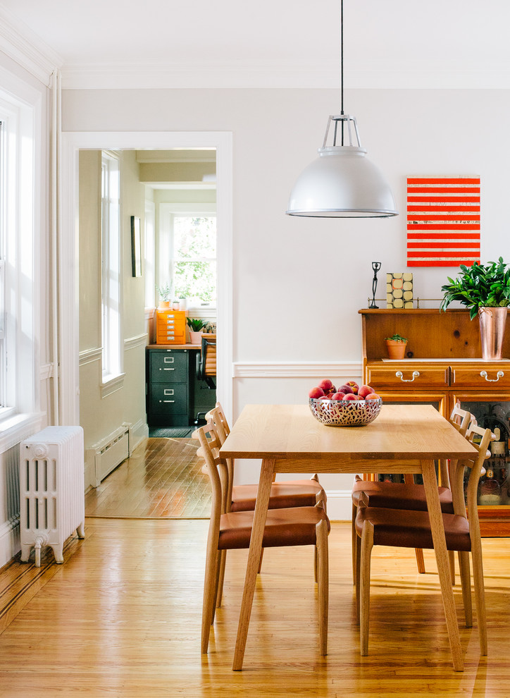 Esempio di una sala da pranzo minimalista di medie dimensioni con pareti grigie, pavimento in legno massello medio, nessun camino e pavimento marrone
