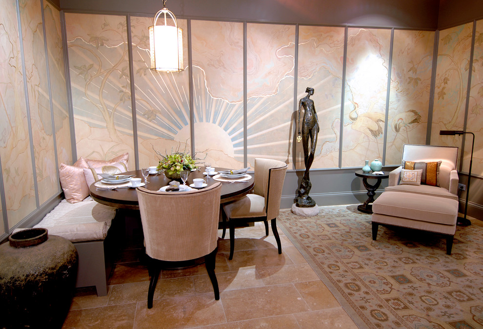 Immagine di una piccola sala da pranzo aperta verso il soggiorno etnica con pareti grigie, pavimento in ardesia e pavimento beige