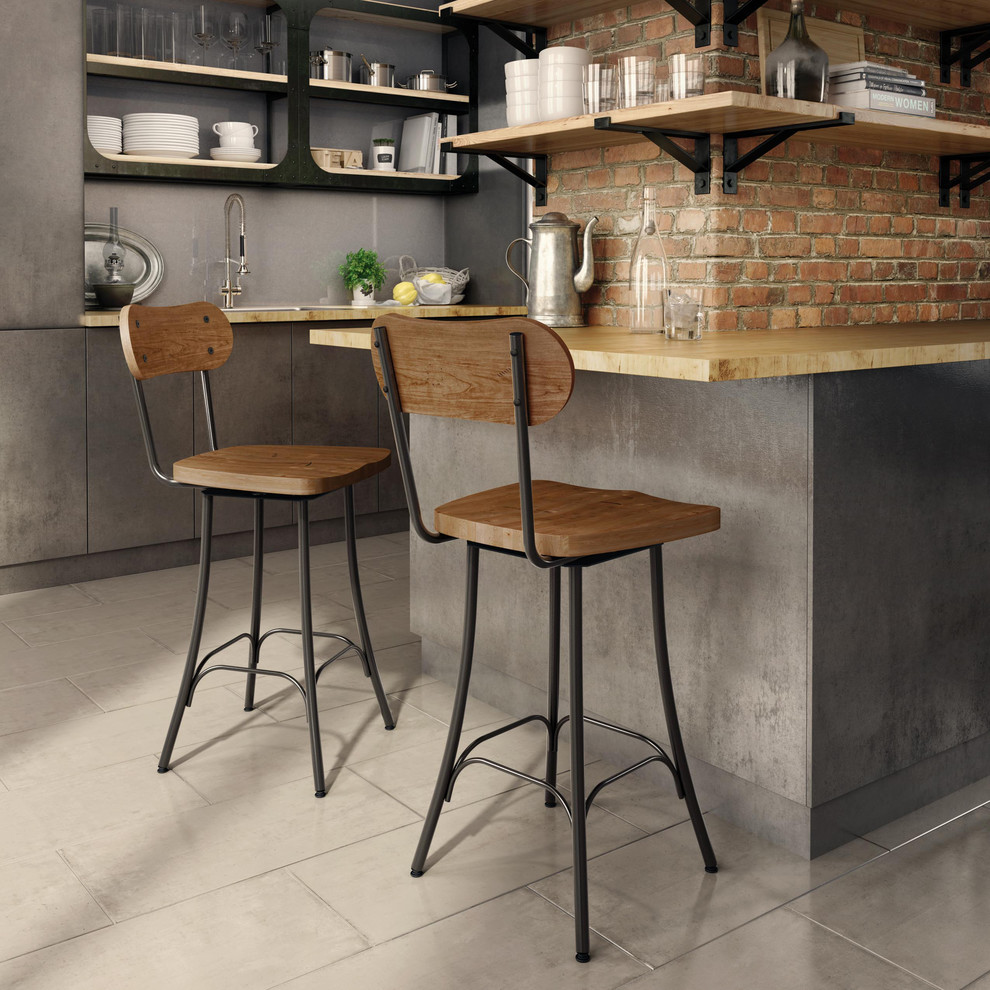 Exemple d'une cuisine ouverte industrielle de taille moyenne avec un sol en bois brun et un sol gris.