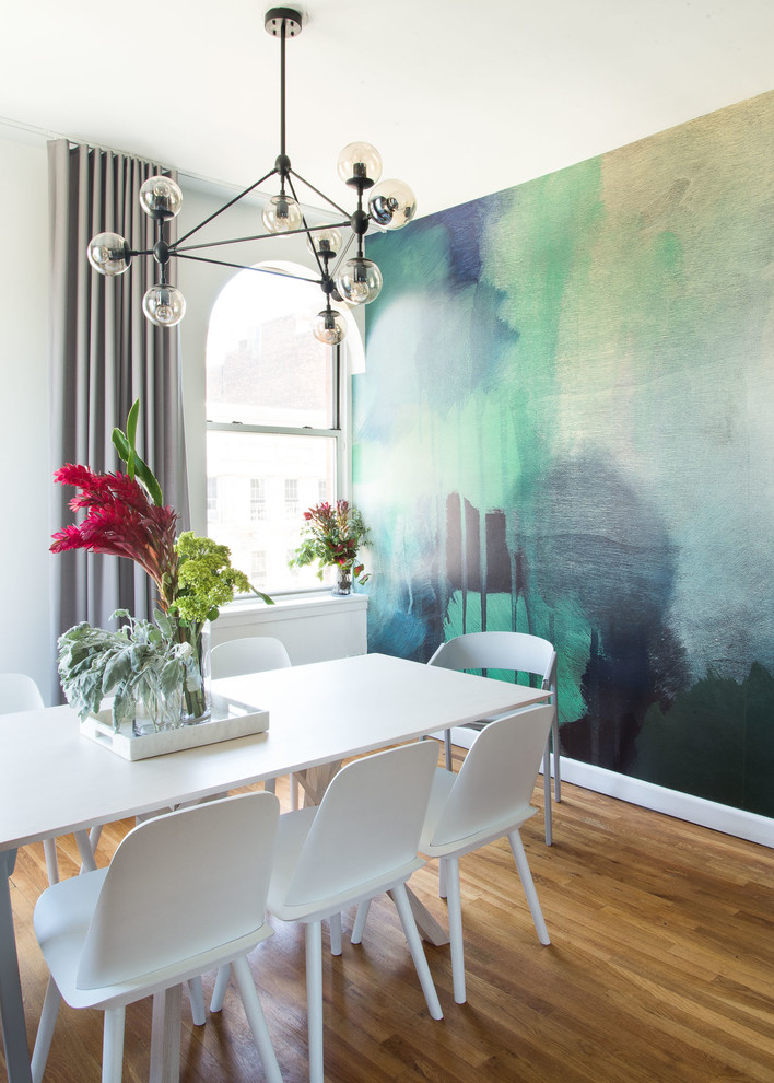 Immagine di una sala da pranzo chic con pareti multicolore, pavimento in legno massello medio e pavimento marrone