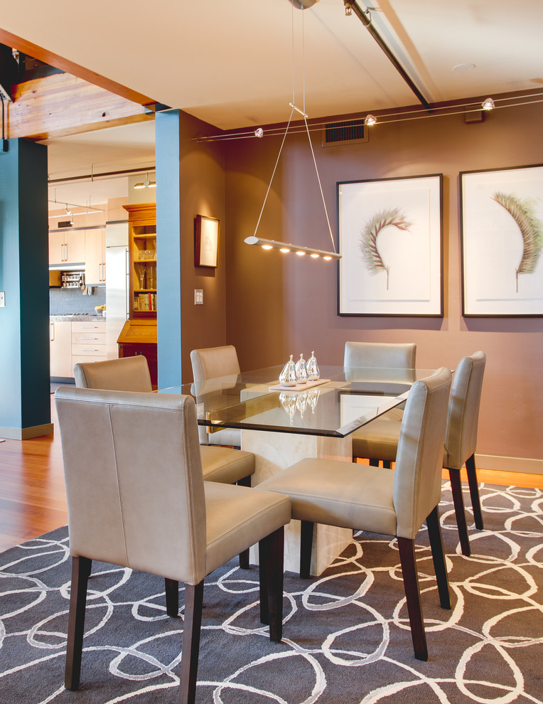Inspiration pour une salle à manger ouverte sur le salon design de taille moyenne avec un mur multicolore et un sol en bois brun.