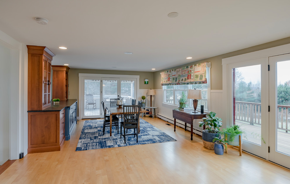 Mittelgroße Landhaus Wohnküche mit hellem Holzboden, braunem Boden und beiger Wandfarbe in Boston
