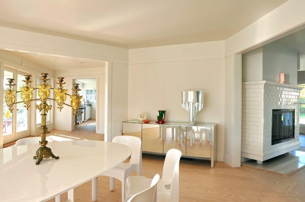 Ejemplo de comedor contemporáneo con paredes blancas y suelo de madera en tonos medios